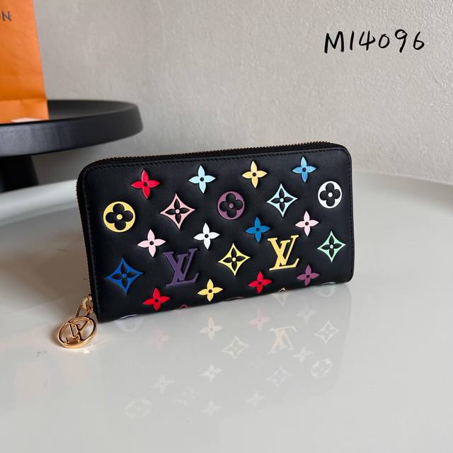 出厂价p 芯片版顶级原单 M14096黑色丝印 全皮丝印单拉链钱包 Zippy 拉链钱包 這款Lv Ski系列的拉鏈錢包具有枕頭般柔軟的質感 設計取材自品牌的C