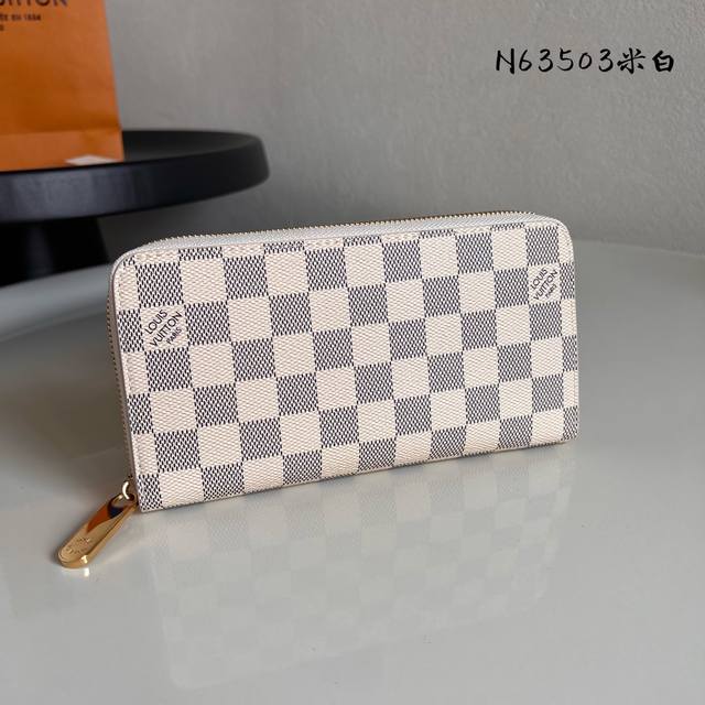 出厂价p N63503白格米白 此刻为升级的Zippy钱夹 最新版的标志性钱夹新增4个信用卡插槽与彩色皮革内衬 井然有序的功能排布结合简约纯粹的设计风格 都市生 出厂价p N63503白格米白 此刻为升级的Zippy钱夹 最新版的标志性钱夹新增4个信用卡插槽与彩色皮革内衬 井然有序的功能排布结合简约纯粹的设计风格 都市生