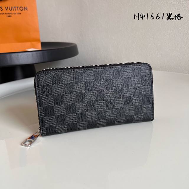 出厂价p 芯片版N41661黑格 此刻为升级的Zippy钱夹 最新版的标志性钱夹新增4个信用卡插槽与彩色皮革内衬 井然有序的功能排布结合简约纯粹的设计风格 都市