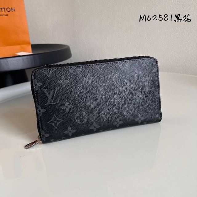 出厂价p 芯片版M62581 黑花 由时尚Damier Graphite帆布裁制而成的Zippy Organizer拉链钱夹 兼具时尚感与实用性 满足现代生活的 出厂价p 芯片版M62581 黑花 由时尚Damier Graphite帆布裁制而成的Zippy Organizer拉链钱夹 兼具时尚感与实用性 满足现代生活的