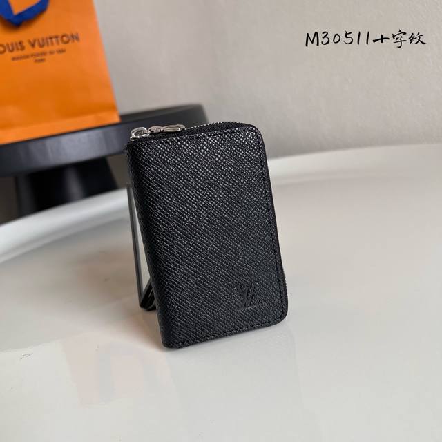 出厂价p 芯片版M30511十字纹 這款小巧實用的直式拉鏈零錢包以剛陽的Monogram Eclipse帆布製作 配搭牛皮襯裡和銀色金屬件 拉鏈開合寬闊 能輕易