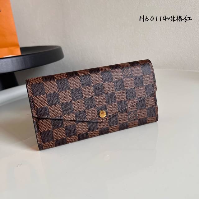 出厂价p 芯片版N60114啡格红 这款信封式钱夹以优雅的 Monogram 帆布制成 内部设计精巧独特 拥有各种口袋和信用卡槽 19.0X 10.5X 2.5 出厂价p 芯片版N60114啡格红 这款信封式钱夹以优雅的 Monogram 帆布制成 内部设计精巧独特 拥有各种口袋和信用卡槽 19.0X 10.5X 2.5