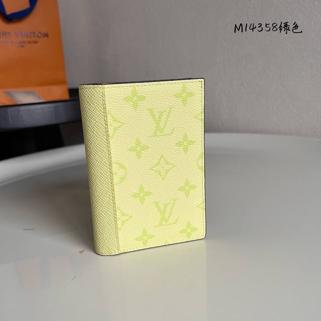 出厂价p M14358绿色 這款Taigarama系列的護照封套以同色調的Monogram塗層帆布搭配色調相襯的Taga牛皮 洋溢清新氣息 此實用典雅的配件設有
