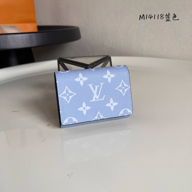 出厂价p M14118蓝色 Monogram帆布与Taiga皮革的春日邂逅 以牛皮革内衬 卡片夹层和口袋彰显功能考量 搭配后部外袋 精巧构型可轻松收入口袋 尺寸