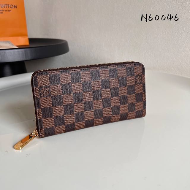 出厂价p 芯片版 N60046 啡格粉色里 新版内里 此刻为升级的Zippy钱夹 最新版的标志性钱夹新增4个信用卡插槽与彩色皮革内衬 井然有序的功能排布结合简约