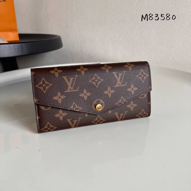 出厂价p 芯片版顶级原单M83580蓝 M60531這款Sarah錢包糅合路易威登的標誌性Monogram帆布及粉彩色皮革襯裡 優雅的長方形剪裁配以信封式翻蓋和 出厂价p 芯片版顶级原单M83580蓝 M60531這款Sarah錢包糅合路易威登的標誌性Monogram帆布及粉彩色皮革襯裡 優雅的長方形剪裁配以信封式翻蓋和