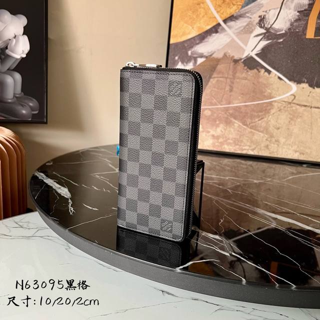 出厂价p N63095 黑格 M62295 男士拉链钱包 此款路易威登Zippy竖款拉链钱夹 由Monogram Eclipse帆布裁制而成 时尚而实用 存放携 出厂价p N63095 黑格 M62295 男士拉链钱包 此款路易威登Zippy竖款拉链钱夹 由Monogram Eclipse帆布裁制而成 时尚而实用 存放携