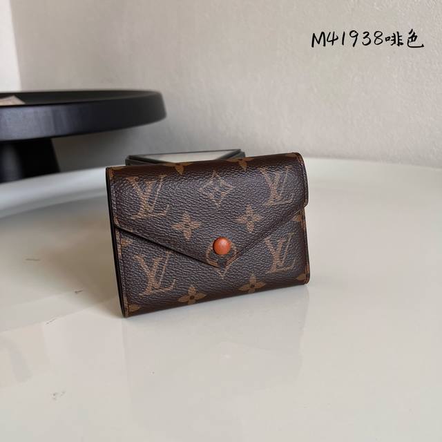 出厂价p 芯片版M41938 啡色 此款钱夹采用柔软的Monogram 帆布制成 衬以颜色鲜艳的內衬 气质极为优雅 轻便 零钱袋的设计造型更为实用 尺寸 12X