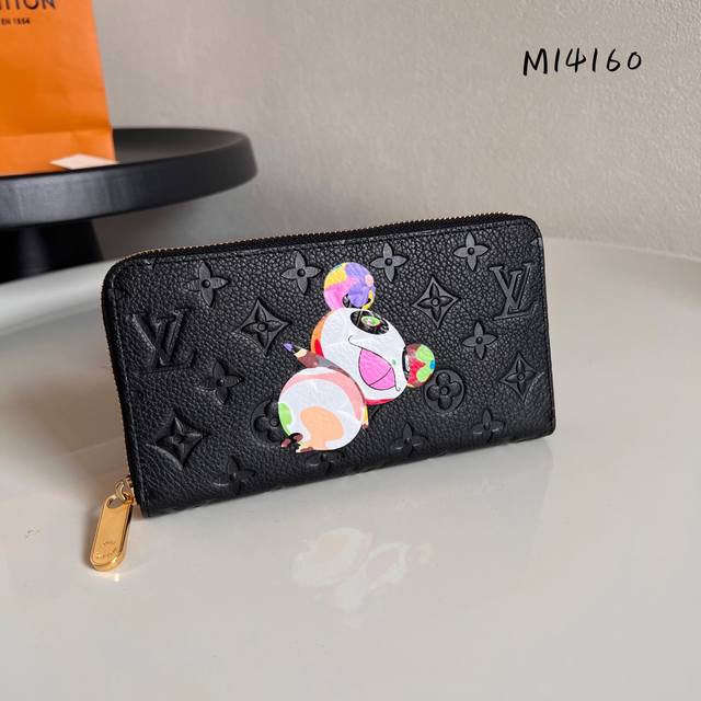 出厂价p 芯片版顶级原单 M14160熊猫 全皮丝印单拉链钱包 Zippy 拉链钱包 這款Lv Ski系列的拉鏈錢包具有枕頭般柔軟的質感 設計取材自品牌的Cou 出厂价p 芯片版顶级原单 M14160熊猫 全皮丝印单拉链钱包 Zippy 拉链钱包 這款Lv Ski系列的拉鏈錢包具有枕頭般柔軟的質感 設計取材自品牌的Cou