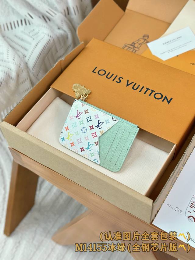 出厂价p M14155 冰绿 A级全钢版 个性化定制 变码芯片 Lv X Tm Romy 名片夾 這款Louis Vuitton X Murakami跨界聯乘系