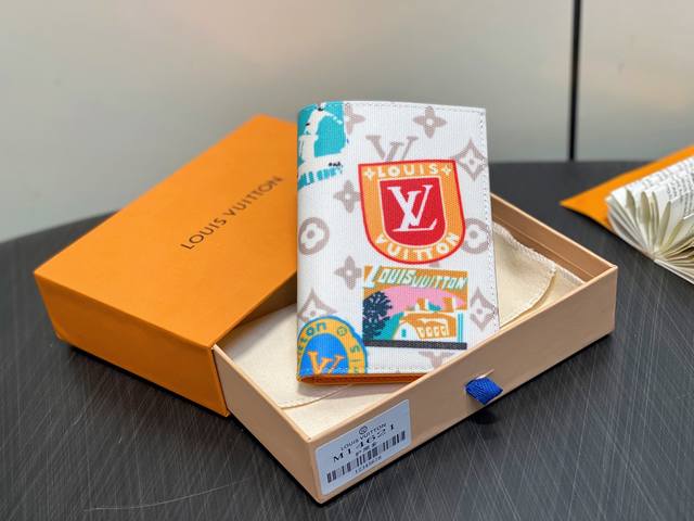 出厂价p 顶级原单 M83519白色 徽章护照夹系列 护照套 钱夹 M62089 本版护照封面是飞行模式系列的一部分 旨在庆祝旅行精神 它由Monogram帆布