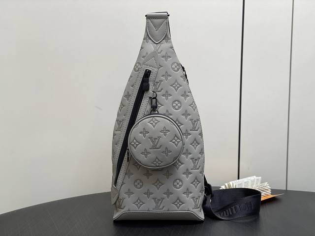 出厂价p 顶级原单 M14916灰色 全皮压花胸包 Duo 单肩包 本款 Duo 单肩包以柔软牛皮革塑造贴身构型 成就传统双肩包之外的实用之选 拉链侧袋可收纳智