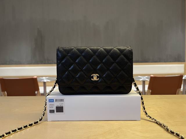 Ap5510 Chanel 全新链条包 独家鱼子酱牛皮黑金 专柜售价购入开发 安全升级了双锁柱翻盖模式 很好用很经典的一款 值得入手 带链条的钱包 又被名 发财