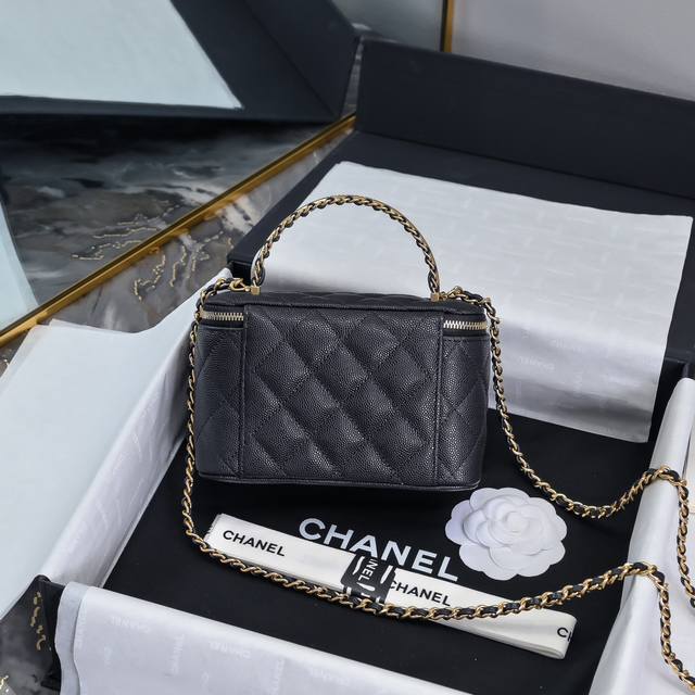 Chane* 24A 春夏皮穿链手提长盒子包 惊艳上市 时尚新宠 璀璨登场 全新到货的香奶奶皮穿链金属手柄长盒子 宛如一朵盛开在春日的娇花 散发着迷人魅力 这款