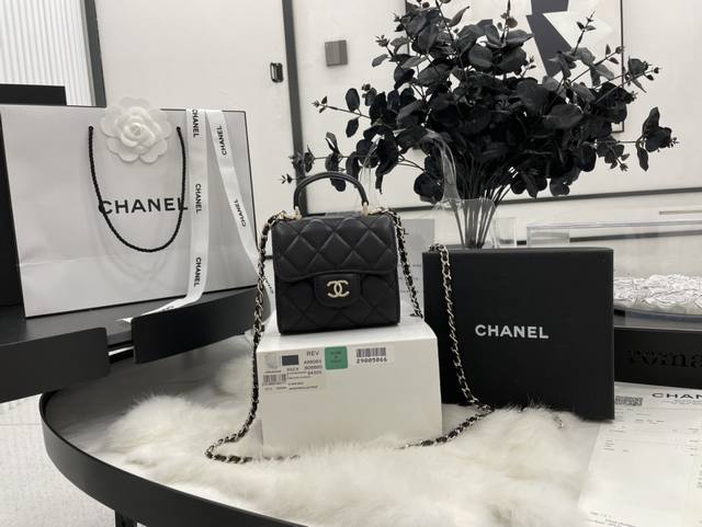Chanel 手柄Mini盒子包 巨可爱的小废包 是一眼心动的包包 可爱的手柄盒子 颜色有粉色蓝色黑色小鸡黄 彩色清新自然 黑色也很Cool 百搭且耐脏 可盐可