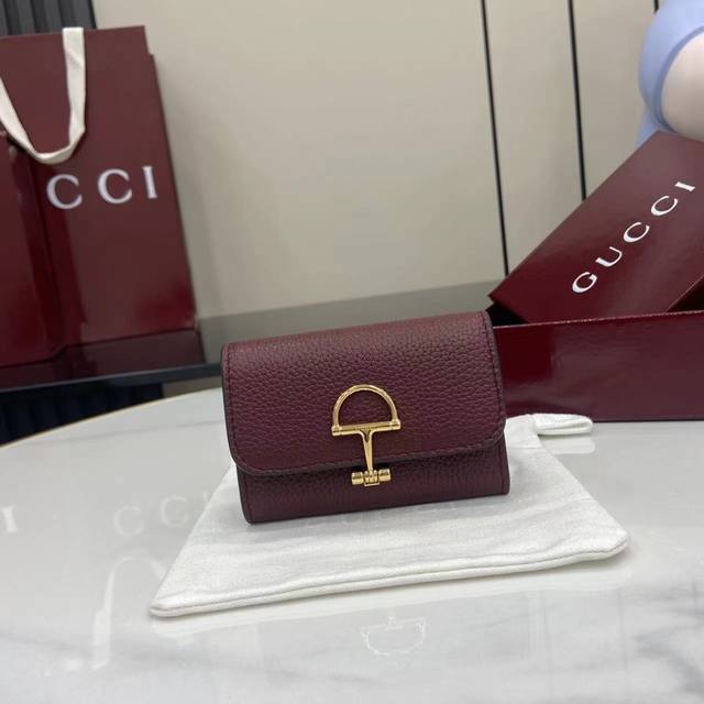 配全套原厂专柜包装 新品 Gucci延续品牌深厚传承 深化与马术本源的联结 半马衔扣图案化身为开合细节 为多款小皮件增色添彩 这款卡片夹以古驰安可拉红粒面牛皮革