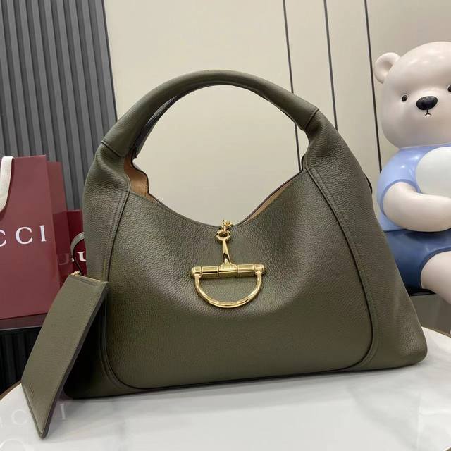 配全套原厂礼品袋包装 新品 这款全新Gucci Softbit系列肩背包以超大半马衔扣造型焕新演绎品牌经典配件 休闲廓形搭配磁扣设计 以纹理丰富的柔软粒面皮革匠
