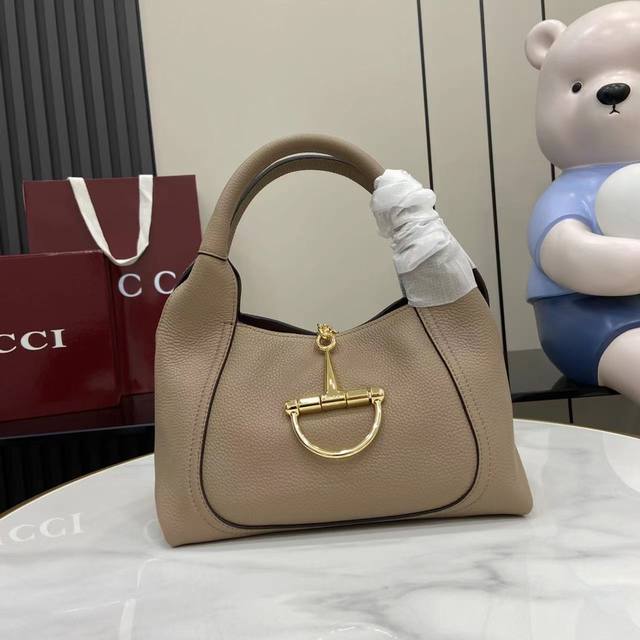 配全套原厂专柜包装 新品 这款全新Gucci Softbit系列肩背包以超大半马衔扣造型焕新演绎品牌经典配件 休闲廓形搭配磁扣设计 以纹理丰富的柔软粒面皮革匠心 配全套原厂专柜包装 新品 这款全新Gucci Softbit系列肩背包以超大半马衔扣造型焕新演绎品牌经典配件 休闲廓形搭配磁扣设计 以纹理丰富的柔软粒面皮革匠心