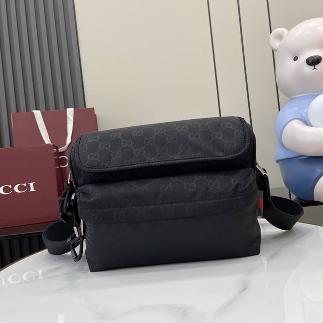 配全套原厂专柜包装 新品 2025早春男士包袋系列 匠心融蕴时尚线条与运动风尚 这款斜挎包以柔软耐用的黑色尼龙材质匠心打造 通体Gg图案彰显精致底色 其他经典细