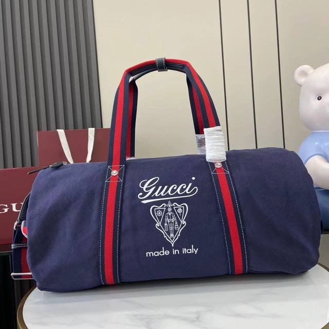 配全套原厂专柜礼品袋包装 新品 以自由 活力与社群为主题 2025春夏系列焕新呈献多款旅行单品和男士包袋 为出行探索更添妙趣 这款帆布旅行包顶部缀饰缝线细节 配