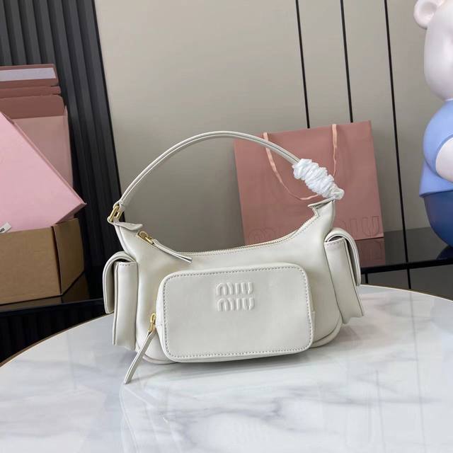 配全套原厂专柜包装 M今年最特别款式机车包 采用全新复古植柔羊皮 经典怀旧风情 皮质柔软 全皮内里 多口袋设计模糊功能与装饰界限 个性鲜明 能驾驭各种风格 可甜