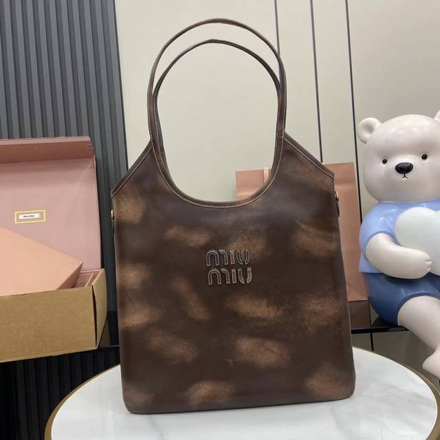 配全套原厂专柜包装 M家新款Hobo 托特腋下包 秋冬系列限定款 这款设计得能让更多美眉轻松驾驭 Effor 的时髦感 背上竟然能显得人侧面很薄 包包自重也很轻