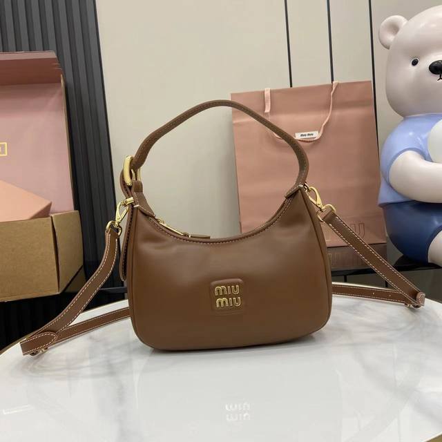 配全套原厂专柜包装 Miu家秀款Hobo包包 官网主推 今年绝对爆款式 采用顶级进口小牛皮 时尚蜻蜓线条设计 包身精致立体有型 风格百变 适配度很高 日常出行怎 配全套原厂专柜包装 Miu家秀款Hobo包包 官网主推 今年绝对爆款式 采用顶级进口小牛皮 时尚蜻蜓线条设计 包身精致立体有型 风格百变 适配度很高 日常出行怎