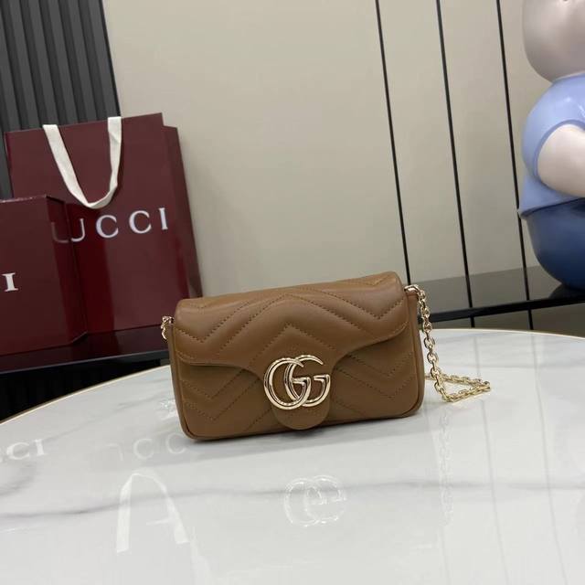 配全套原厂专柜包装 新品 品牌标志性Gg Marmont系列匠心融蕴双G造型配件和切面链式包带 甄选柔软皮革缔就线条柔和的包型 这款迷你包袋缀饰20世纪70年代 配全套原厂专柜包装 新品 品牌标志性Gg Marmont系列匠心融蕴双G造型配件和切面链式包带 甄选柔软皮革缔就线条柔和的包型 这款迷你包袋缀饰20世纪70年代