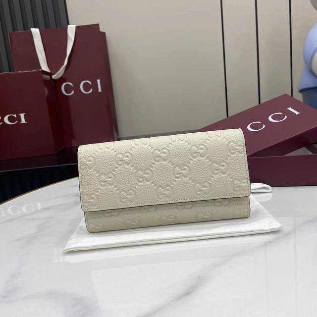 配全套原厂专柜包装包装 新款 Gg Emblem系列超柔软荔克色压花 全皮钱包 型号 815922 尺寸 19 长 X 10 宽 X 2.5Cm 厚 颜色 白色