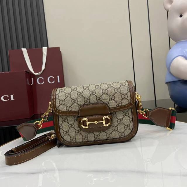 配全套原厂专柜包装 Gucci Horsebit 1955系列小号手袋为该复古系列注入现代时尚气息 这款手袋配有两根不同的肩带 同色调皮革肩带尽显低调优雅气质