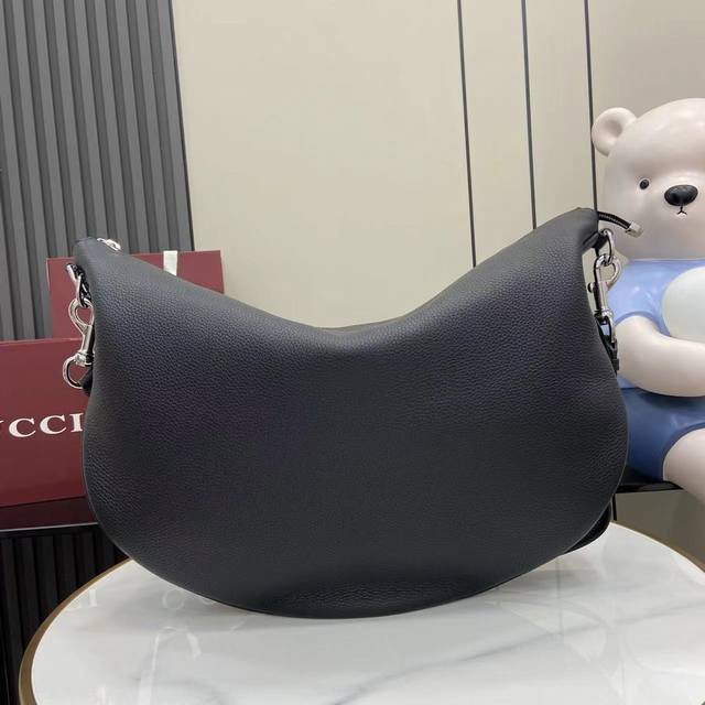 配全套原厂专柜包装 新品 2025早春系列呈现Gucci Body双锁扣手袋 名称源自典藏设计 经以垂坠感十足的休闲廓形焕新演绎 这款肩背包以黑色Gg粒面皮革匠