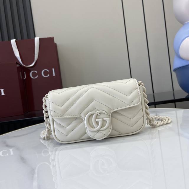 配全套原厂绿盒包装 新品 Marmont链条马卡龙系列白色迷你手袋 配有钥匙扣 可以用于将此袋绑缚在另外更大的手袋上 采用颇具结构化的柔软造型 翻盖扣配以Gg金