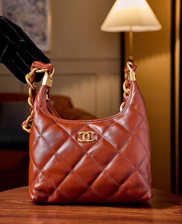 Chane124A 腋下包 高级手工访 As4922 这一季真的是把秋冬氛围拉满 它的设计简约又高级 经典的元素融合时尚的Hobo款式 背上它瞬间提升气质 皮质