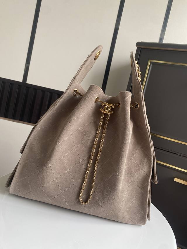 现货 大号 25C早春系列包包 的颜值又上了一个高度 今天这款多口袋Hobo是这一季的风标 秀场推出后营销 的异常火热 多口袋的设计简直将随性慵懒感拉满 灰色