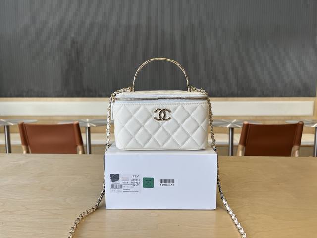 A96142 Chanel 25Ss新款系列口红包 甜美的小香包 超有少女感 浅色的小包简直太适合夏天了 这款简约大气很耐看 值得拥有 尺寸: 17Cm