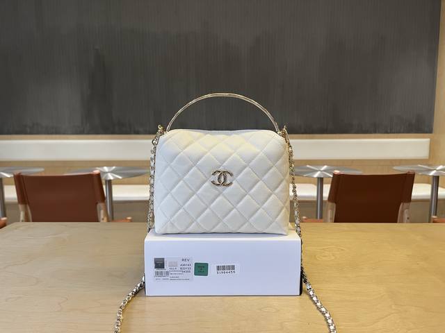 A96143 Chanel 25Ss新款系列Woc 甜美的小香包 超有少女感 浅色的小包简直太适合夏天了 这款简约大气很耐看 值得拥有 尺寸: 19*14*7C