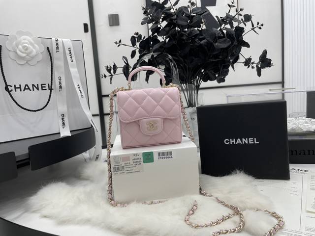 Chanel 手柄Mini盒子包 巨可爱的小废包 是一眼心动的包包 可爱的手柄盒子 颜色有粉色蓝色黑色小鸡黄 彩色清新自然 黑色也很Cool 百搭且耐脏 可盐可