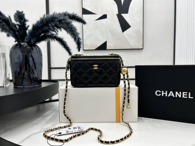 A68103 金属球系列 盒子包 黑色 外形差不多跟一个手掌一般大容量虽小 但是可以满足日常一些必需品的收纳 内里还专门预留了一块位置用来装放口红真是好贴心是一