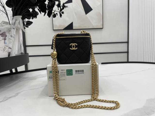 A68129 Chanel 春季新款 可调节爱心金球 这一季的宝藏包包 这个链条比起之前的金球不会甩来甩去 可以当腋下包 容量也可以 尺寸 10*8.5Cm