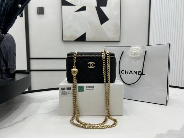 A68130 Chanel 春季新款 可调节爱心金球 这一季的宝藏包包 这个链条比起之前的金球不会甩来甩去 可以当腋下包 容量也可以 尺寸 17*9.5*8Cm