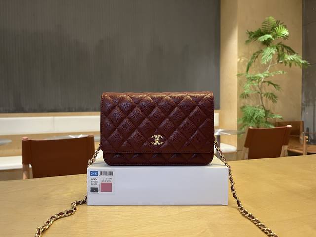 Ap5 Chanel 全新链条包 独家鱼子酱牛皮黑金 专柜售价购入开发 安全升级了双锁柱翻盖模式 很好用很经典的一款 值得入手 带链条的钱包 又被名 发财包 这