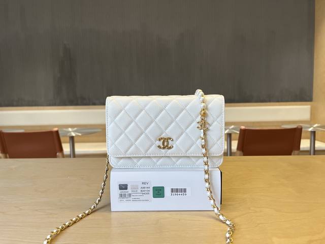 A96144 Chanel 25S珍珠链条Woc 链条上7颗珍珠Blingbling的 阳光下闪到挪不开眼 球纹牛皮自带高光滤镜 菱格走线超工整 双C Logo