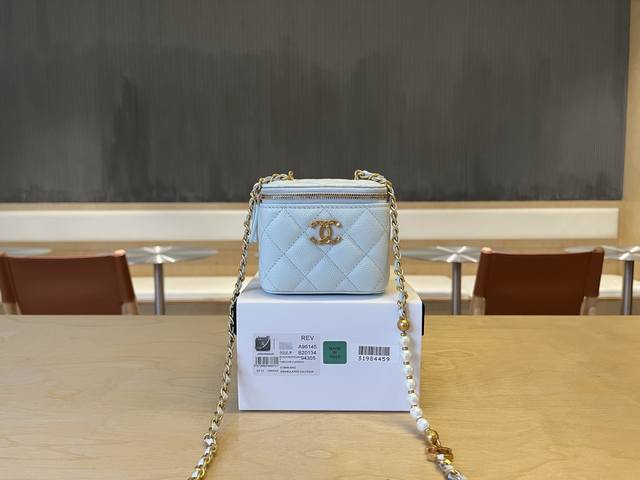 A96145 Chanel 25S珍珠链条口红包 链条上7颗珍珠Blingbling的 阳光下闪到挪不开眼 球纹牛皮自带高光滤镜 菱格走线超工整 双C Logo