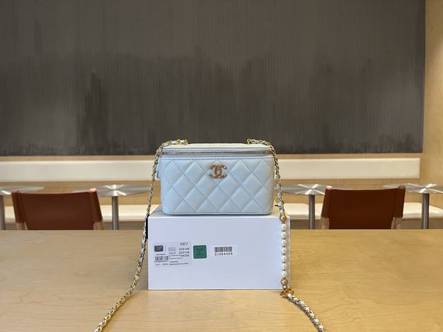 A96146 Chanel 25S珍珠链条口红包 链条上7颗珍珠Blingbling的 阳光下闪到挪不开眼 球纹牛皮自带高光滤镜 菱格走线超工整 双C Logo A96146 Chanel 25S珍珠链条口红包 链条上7颗珍珠Blingbling的 阳光下闪到挪不开眼 球纹牛皮自带高光滤镜 菱格走线超工整 双C Logo