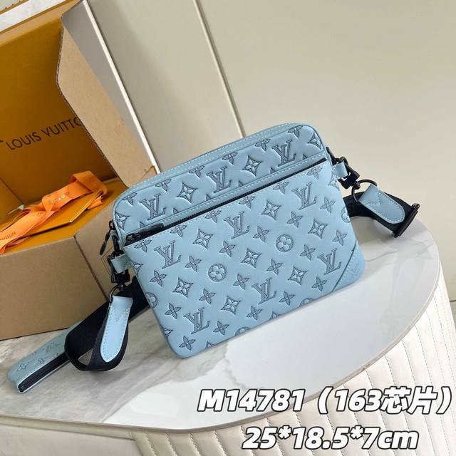 163C01 芯片版 内部价p 款号 M14781 原单加强版 独家实拍背景图 本款 Trio 邮差包取材 Monogram Hr压纹牛皮革 拉链前袋和肩带处的