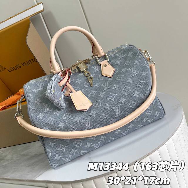 163C01 芯片版 内部价p 款号 M13344 原单加强版 独家实拍背景图 本款 Speedy Soft 30 手袋依托路易威登精湛漂白工艺 于棉布表面描摹