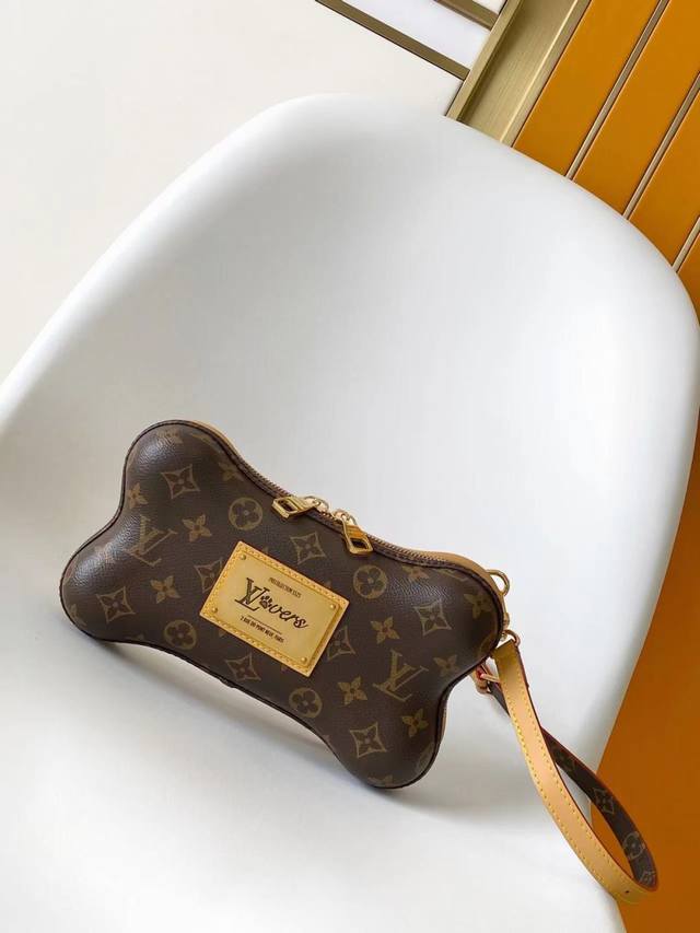 顶级 M12615 动态163 bone 迷你手袋选用 Monogram 涂层帆布 于内侧铭牌映现 pharrell Williams 为上季系列设计的 Lv