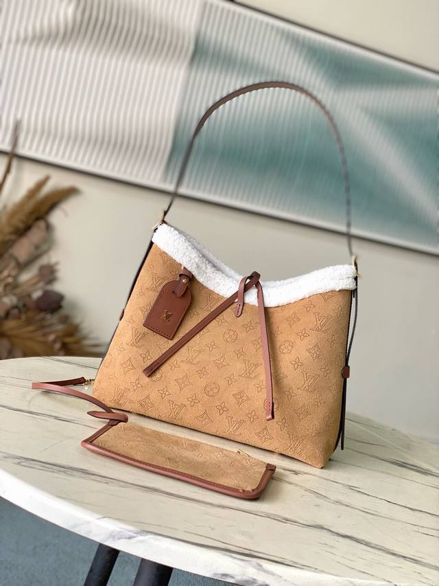 顶级原单 M11843 本款Carryall小号手袋出自Lvski系列 为Monogram镂花穿孔绒面皮革融入羊毛皮饰边 成就冬日舒暖造型佳选 磁扣开合与皮革带