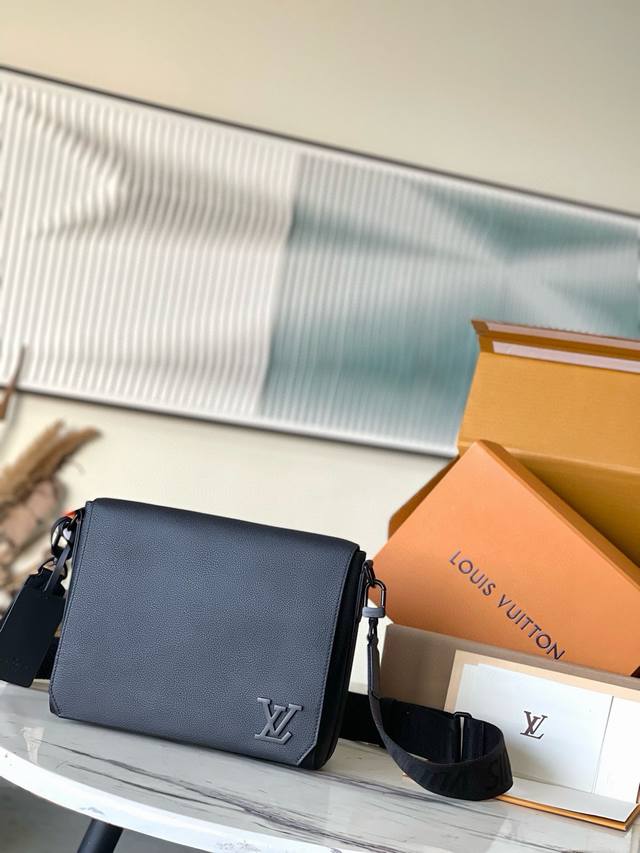 头层皮 顶级原单 M57080 Lv Aerogram 邮差包以极简设计满溢潮流气息 细腻牛皮革表面的可定制标签仿佛旧式航空信笺上的邮票 直角翻盖开启内部空间