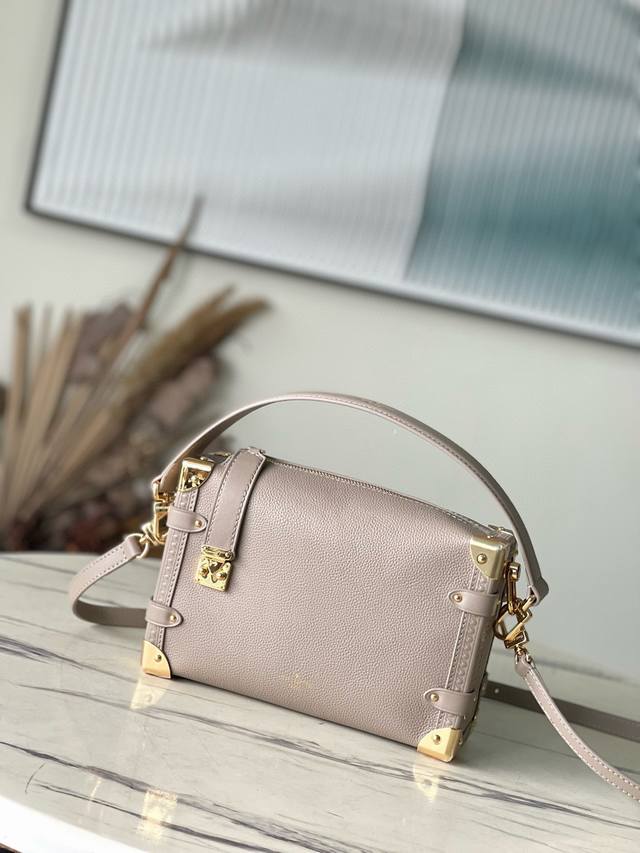 头层皮 顶级原单 M25072 大象灰 创章总监Nicolas Ghesqulere以本款雅致Side Trunk中号手袋致意品牌传统硬箱 粒牛皮革包身点光滑牛 头层皮 顶级原单 M25072 大象灰 创章总监Nicolas Ghesqulere以本款雅致Side Trunk中号手袋致意品牌传统硬箱 粒牛皮革包身点光滑牛